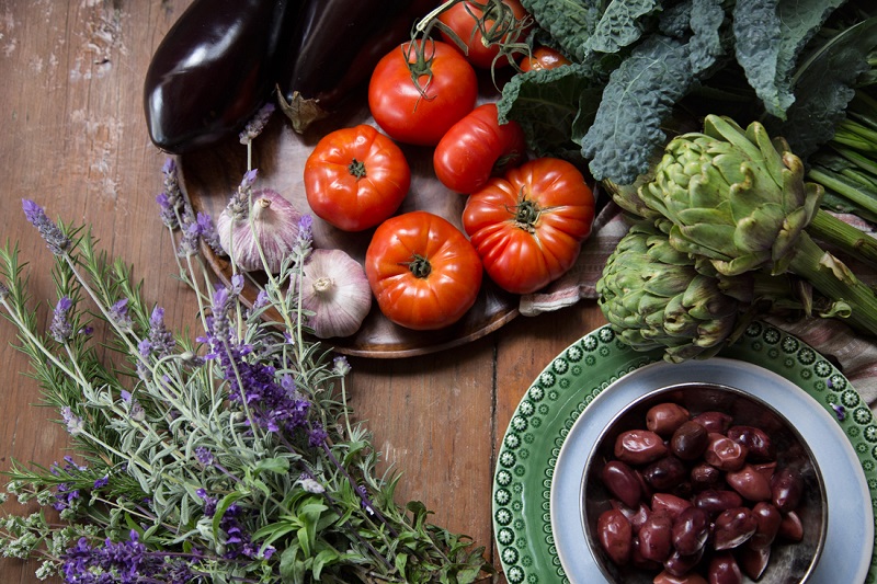 Cover-Shot-Mediterraean-Eating